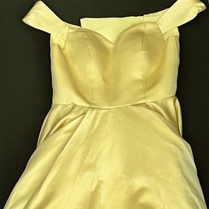 Beautiful juniors yellow mid length cocktail dress.